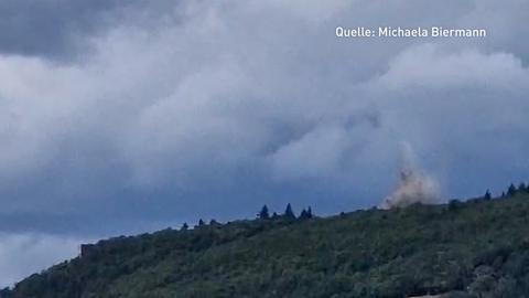 Explodierende Bombe über Waldstück bei Rüdesheim