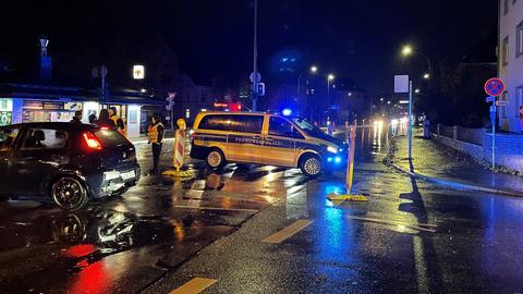 Ein Polizeiwagen mit Blaulicht an einer gesperrten Straßenkreuzung in Gießen.