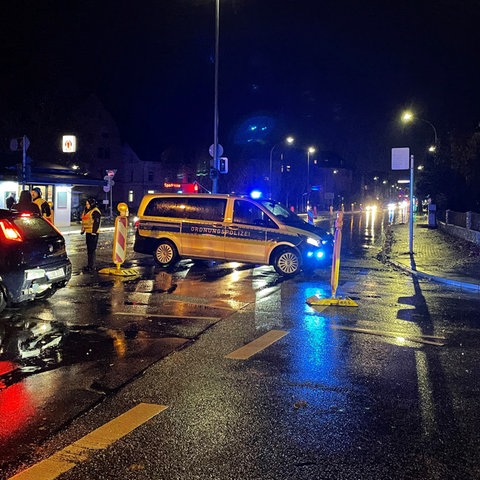 Ein Polizeiwagen mit Blaulicht an einer gesperrten Straßenkreuzung in Gießen.