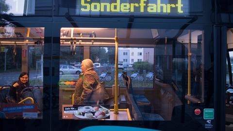 Mit Bussen werden die Anwohner in Sicherheit gebracht.