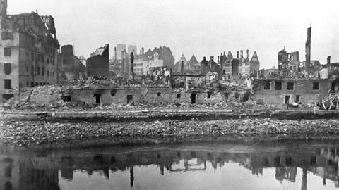 Der Blick über die Fulda auf zerstörte Fassaden der Kasseler Innenstadt