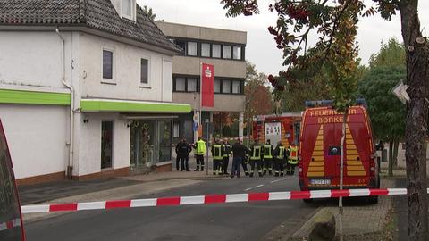 Einsatzkräfte vor Sparkassen-Filiale in Borken