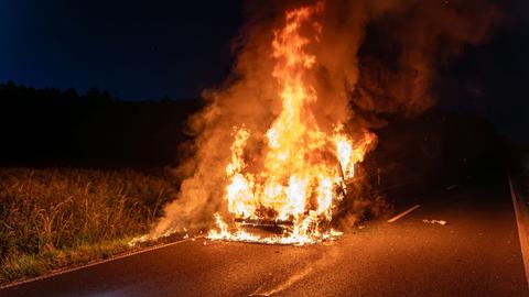 Flammen schießen aus einem Auto