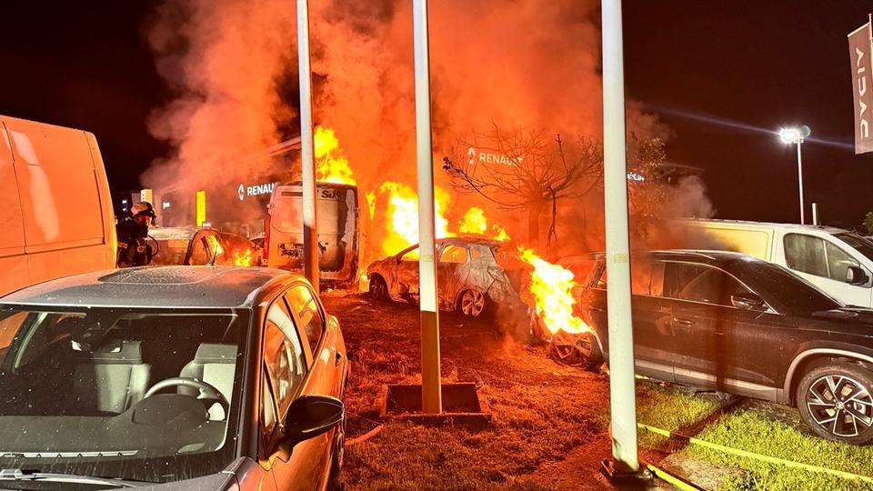 Mehrere Autos brannten in dem Autohaus komplett aus.