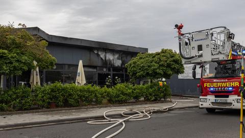 Feuerwehrleute bei Löscharbeiten an Restaurant