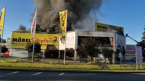 Rauch steigt aus Möbelpiraten-Geschäft in Bad Hersfeld auf