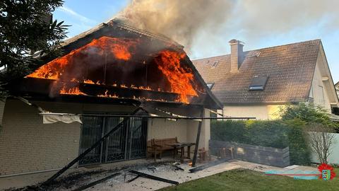 Dachgeschoss eines Hauses steht in Flammen
