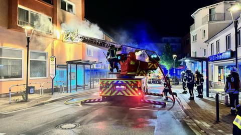 Feuerwehrleute im Einsatz in der Feldbergstraße in Oberursel.