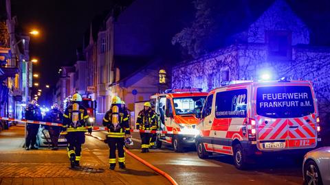 Feuerwehr- und Polizeileute in dunkler Fußgängerzone.