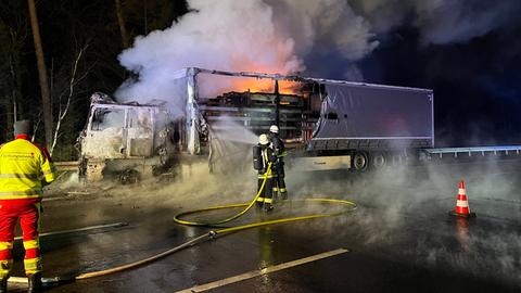 Löscharbeiten auf der A7 in Osthessen