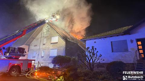 Ein Wohnhaus steht in Flammen.