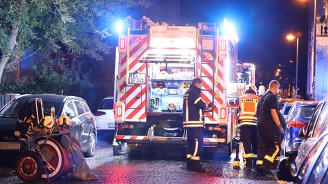 Feuerwehrleute an einem Feuerwehrwagen auf einer Straße