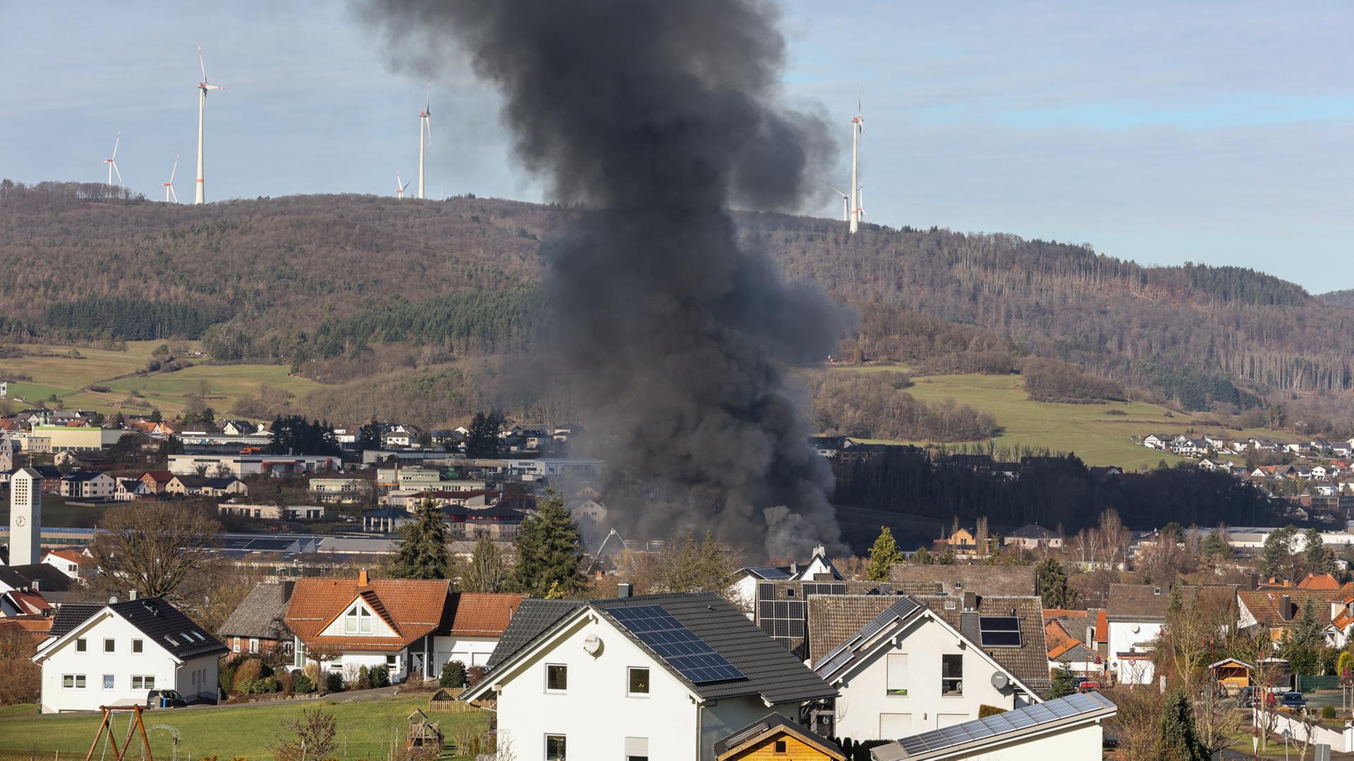 Millionenschaden Nach Lagerhallenbrand In Dautphetal | Hessenschau.de ...