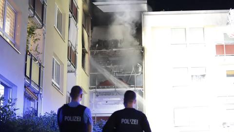 Löscharbeiten an Mehrfamilienhaus, ausgebrannter Balkon