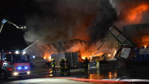 Großeinsatz bei Lagerhallenbrand in Frankfurt-Fechenheim