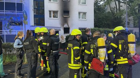 Feuerwehrleute vor dem Brandhaus