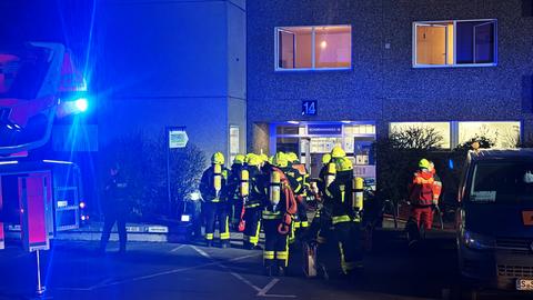 Einsatzkräfte der Feuerwehr vor dem Seniorenwohnheim