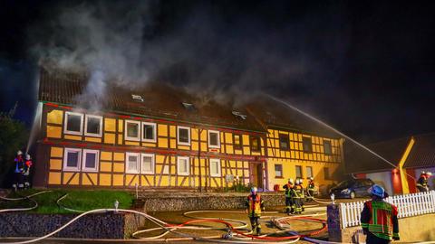 Löscharbeiten an einem großen Fachwerkhausgebäude in Freiensteinau