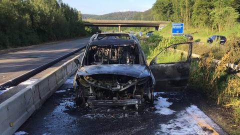 Ausgebranntes Auto auf der A66 bei Gelnhausen