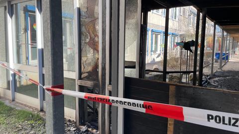 Der ausgebrannte Eingangsbereich einer Grundschule - abgesperrt mit rot-weißem Flatterband der Polizei.