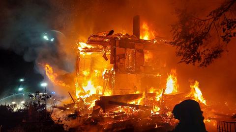 Von dem ehemaligen Bahnhofsgebäude ist in den Flammen nicht mehr viel zu erkennen.