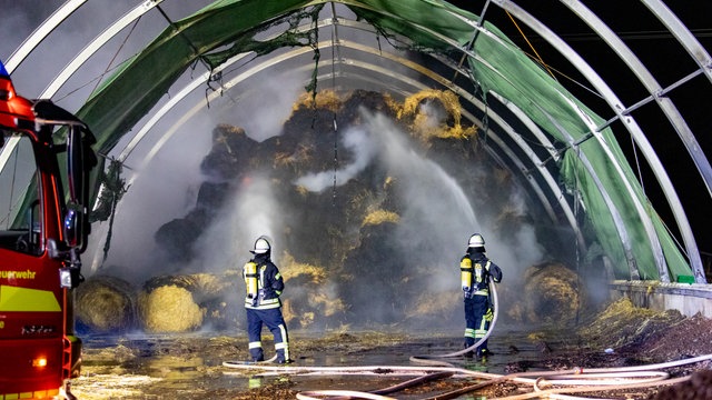 Feuerwehrleute Kämpfen Seit Samstag Gegen Strohballen-Brand ...