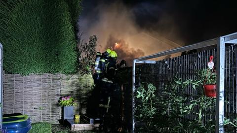 Einsatzkräfte löschen den Brand der Gartenhütte in Hochheim.