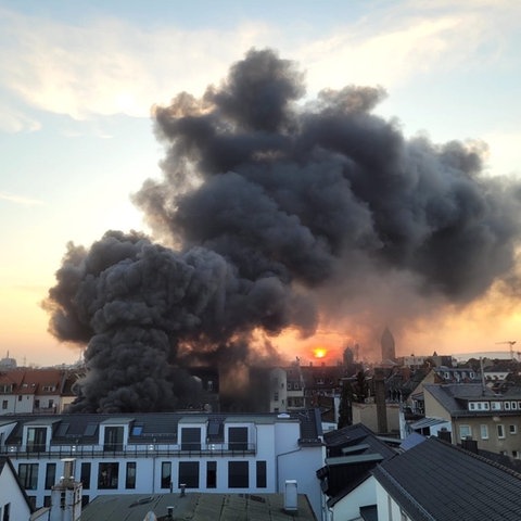 Starker Rauch über dem Frankfurter Stadtteil Höchst