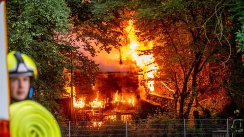 Eine Gartenhütte steht im Vollbrand