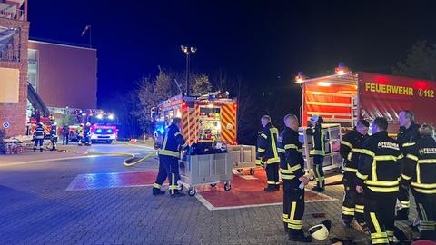 Feuerwehrautos im Innenhof des Krankenhauses