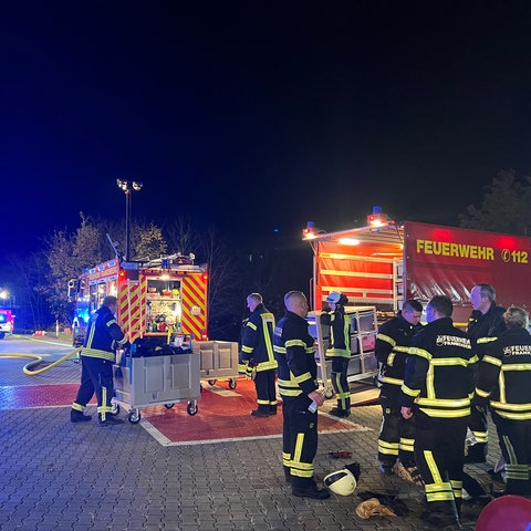 Feuerwehrautos im Innenhof des Krankenhauses