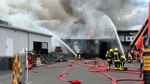 Löscharbeiten beim Brand einer Lagerhalle in Frankfurt-Griesheim