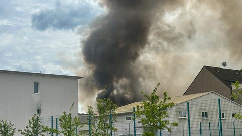 Die Rauchsäule des Lagerhallenbrandes in Frankfurt-Griesheim