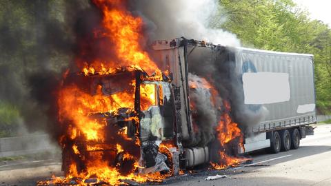 Lkw-Brand auf der A7 bei Kassel - die Zugmaschine des Lasters steht in Flammen