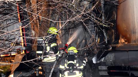 Löscharbeiten an einem Lkw - Nahaufnahme eines Feuerwehrmannes von hinten sehr nah dran am Lkw