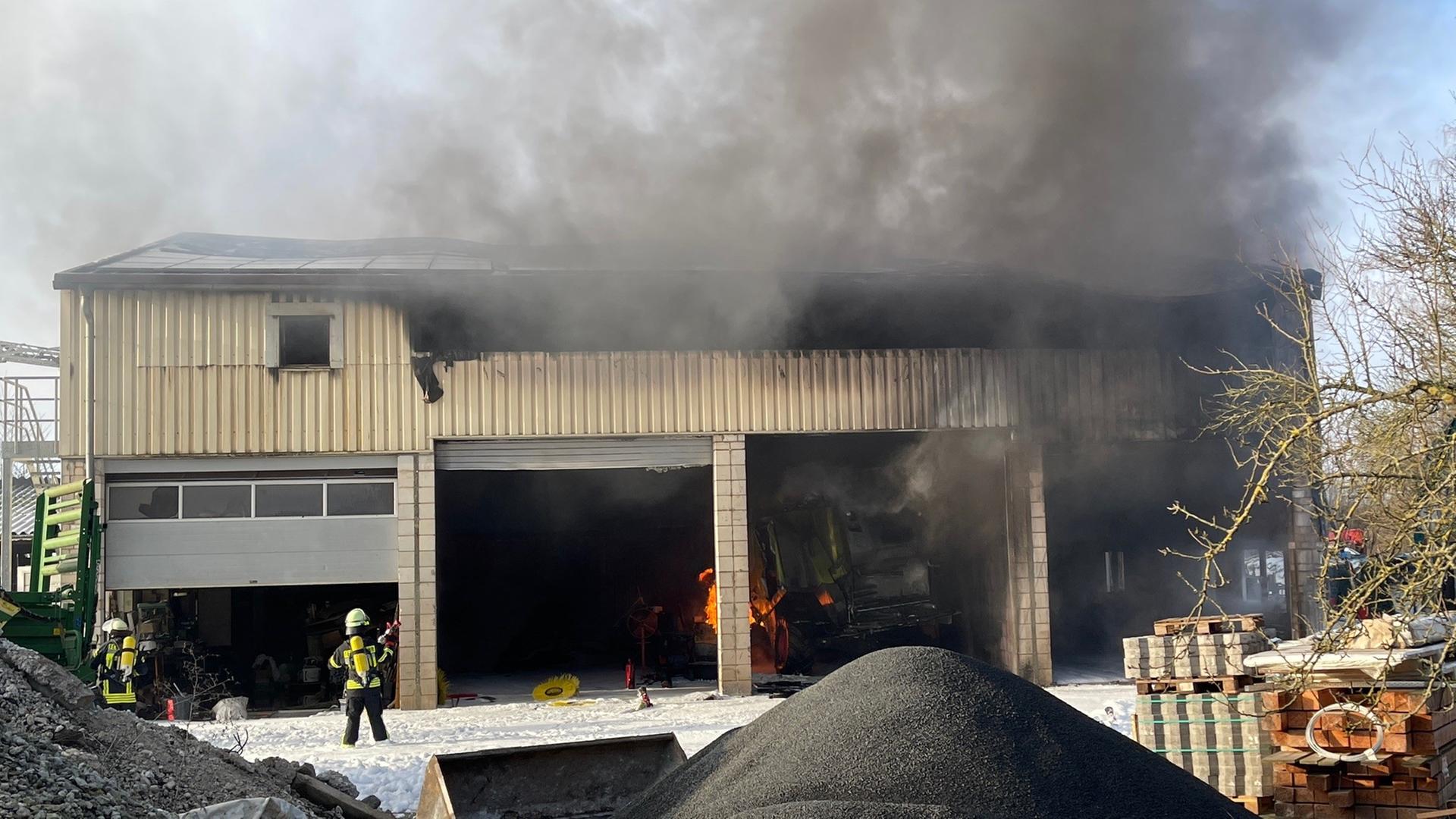 Maschinenhalle-in-Flammen-Zwei-Millionen-Euro-Schaden-bei-erneutem-Brand-in-Lollar