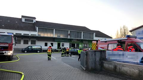 Feuerwehrleute auf einem Betriebsgelände.