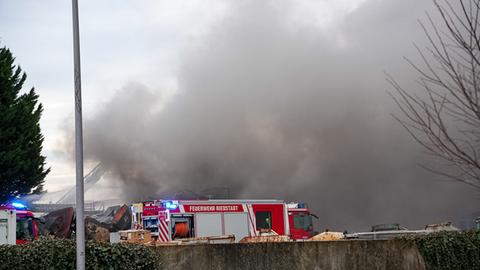 Dunkle Wolken über Schrottplatz und Feuerwehrautos.