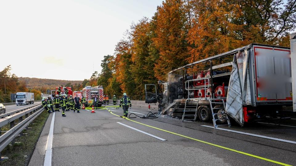 Ein ausgebrannter Lkw