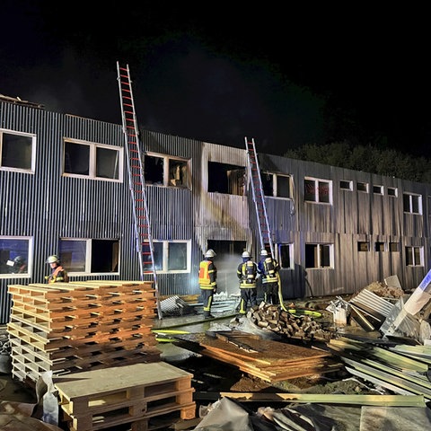 Feuerwehreinsatz an abgebrannter Flüchtlingsunterkunft in Roßdorf