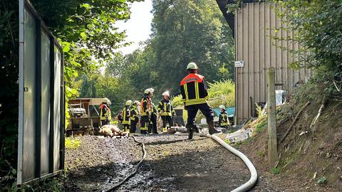 Feuerwehr vor einer Scheune.