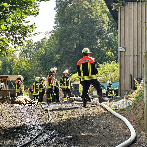 Feuerwehr vor einer Scheune.