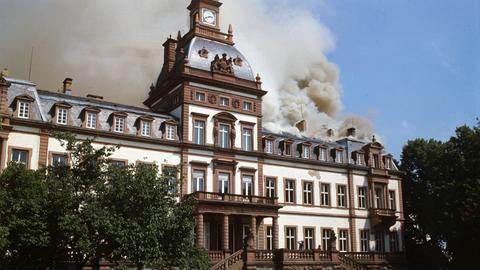 Bild vom 7. August 1984 - Brand in Schloss Philippsruhe in Hanau - Rauch steigt aus dem brennenden Dachstuhl auf