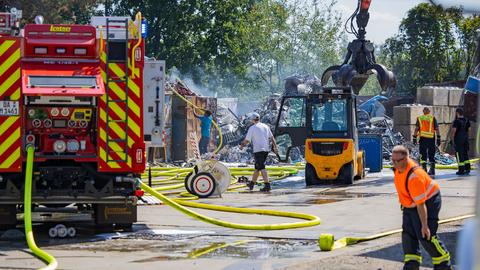 Feuerwehr-Einsatz auf Schrottplatz in Messel  (Darmstadt-Dieburg)