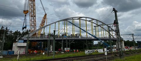 Brückenarbeiten für die Regionaltangente West in der Nähe der Frankfurter Station "Stadion" 