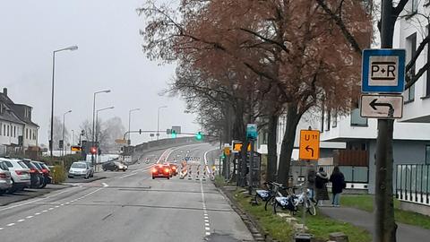 Blick auf gesperrte Brücke der L 3089 in der Marburger Nordstadt. Im Vordergrund einige Autos. 