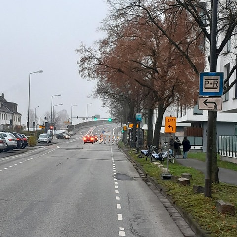 Blick auf gesperrte Brücke der L 3089 in der Marburger Nordstadt. Im Vordergrund einige Autos. 