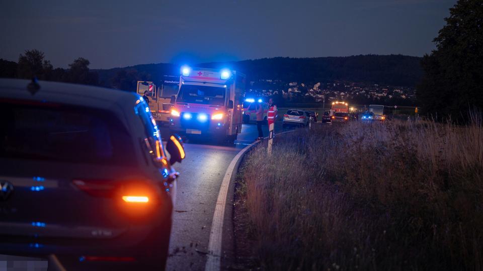 Einsatzfahrzeuge auf einer Landstraße.