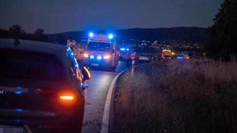 Einsatzfahrzeuge auf einer Landstraße.