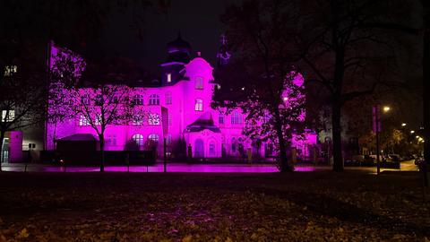 Bürgerhospital erstrahlt in lila